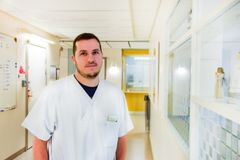 Antonios Valachis, överläkare inom verksamhetsområde onkologi på Universitetssjukhuset Örebro. Foto: Elin Abelson.