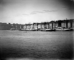Skeppsbron söderut från Skeppsholmsbron. 1896. 
Fotograf: Okänd