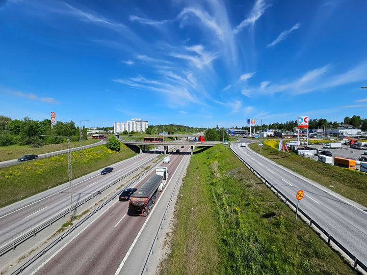 Upplands Väsby kommun vill att E4 breddas med två nya körfält och en fullt utbyggd trafikplats norr om trafikplats Glädjen. Foto: Daniel Jansson, Upplands Väsby kommun