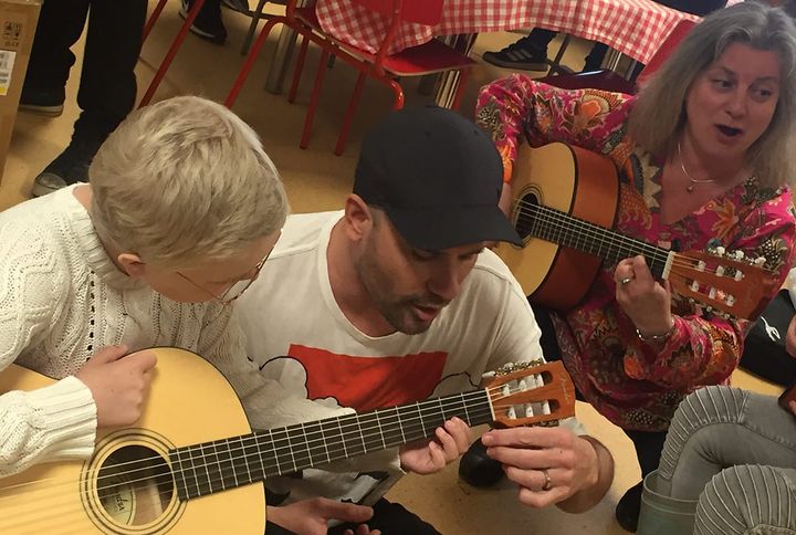 Barnsjukkhuset på Akademiska blir först med musikterapi. Den 2 maj var artisten Martin Stenmark med och överlämnade instrument från stiftelsen Musikbojen på lekterapin.