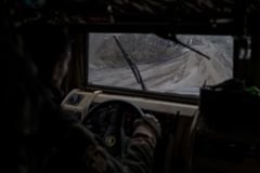 En ukrainsk soldat kör en pansarbil längs en förstörd väg nära frontlinjen i Donetsk-regionen, Ukraina, december 2022. Foto: Vyacheslav Ratynskyi