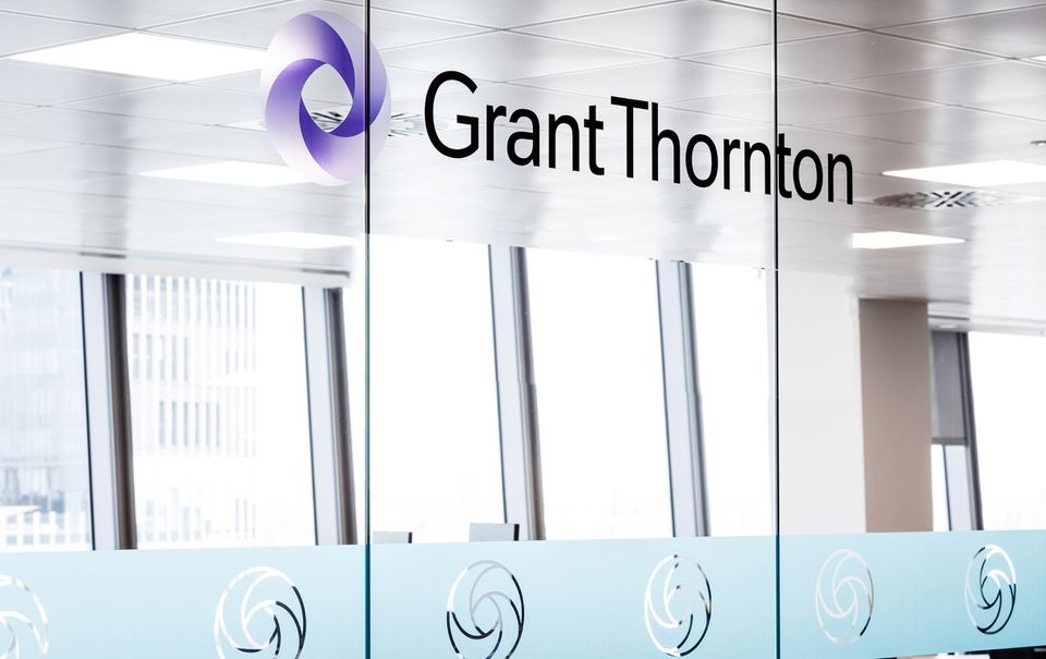 Grant Thornton logo på glasbur