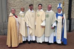 Domprost Karin Burstrand, de nyvigda prästerna Amanda Cardemarker, Jonas Edsberger, Jacqueline Daneberg och Mikael Holmquist Alsholm samt biskop Susanne Rappmann efter vigningsgudstjänsten i Göteborgs domkyrka. (Foto: Torgny Lindén)