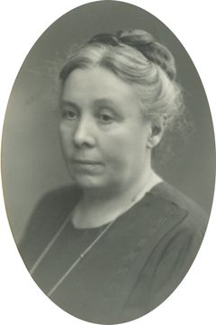 Anna Karlsson, den första kvinnliga stadsfullmäktigeledamoten 1911. Bild från Norrköpings stadsarkiv.