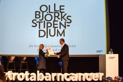 Johanna Hoffstedt tar emot stipendiet av Olle Björk vid Barncancerfondens årsmöte. Foto: Hans Kullin