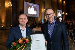 Kommunalråd Stefan Erikson (M) och enhetschef Erik Åqvist tog emot priset. Foto: Kalle Stillersson