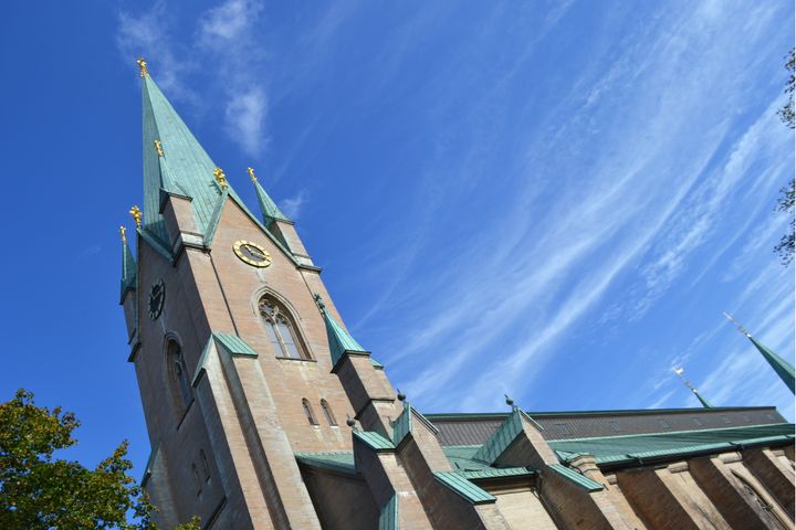 Det 107 meter höga tornet på domkyrkan i Linköping. Foto: Royne Mercurio