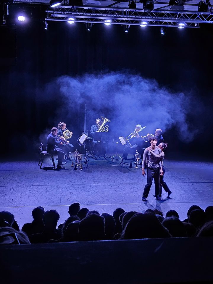 Linnékvintetten och dansare från Focus Dance möts i nya föreställningen "Bach, Brass & Breakdance" som spelas på UKK under sportlovet med fri entré alla under 18 år. Foto: Musik i Uppland