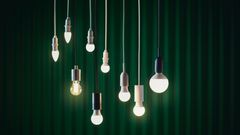 Byta ut dina glödlampor till LED-lampor och använd smarta ljuskällor och koppla ihop dessa med IKEAs hubb DIRIGERA (tidigare TRÅDFRI) för smarta hem. Då kan du enkelt med ett klick (med STYRBAR) stänga av alla dina lampor.