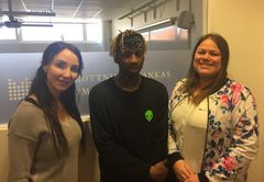 Rektor Lotten Elming med elev Raymond Nagendo samt Alexandra Reit, biträdande rektor och kurator på Drottning Blankas Gymnasieskola i Uddevalla