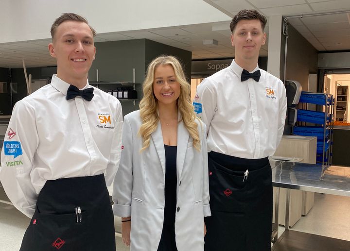 Oliver Sundström och Elias Löfberg tillsammans med Jolanda Edvardsson, som var deras coach under SM. Foto: Norrköpings kommun