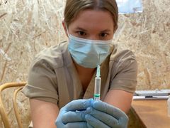 Sjuksköterskan Maja Gunsjö Eriksson förbereder vaccinet