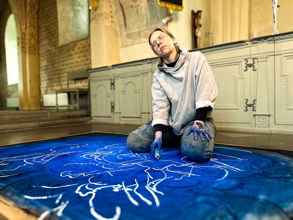  Johanna Hästö under konstnärligt skapande i Torpa kyrka. 
