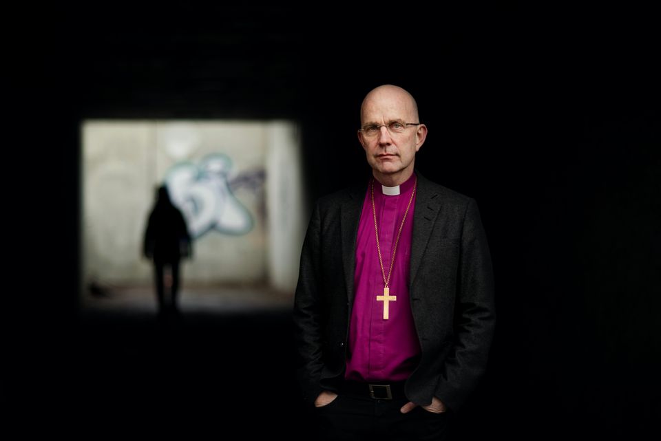 Biskop Fredrik Modéus liggande 13 - Foto Lina Alriksson