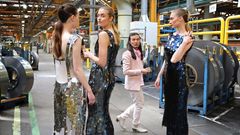 Haute couture i Munkfors 2017 med kallvalsade stålpaljetter. Klänningar designade av Naim Josefi.