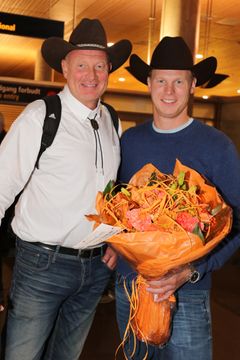 Far och son Kristoffersson i stilfull cowboy-mundering vid ankomsten till flygplatsen i Oslo.