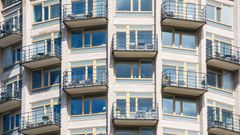 Balkonger på bostadshus. Foto: Mickes fotosida/Mostphotos.