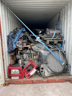 En container på totalt 23 ton med lastbilsdelar på väg till Bolivia stoppades 2022-07-07. Foto: Tullverket / Länsstyrelsen i Gävleborg