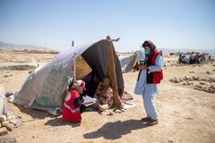 Volontärer från Afghanska Röda Halvmånen bistår människor som drabbats hårt av torkan. Foto: IFRC.