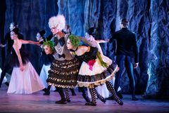 Askungen. Kungliga Baletten, Desislava Stoeva, Pauline Simon, Alessa Rogers. Foto Kungliga Operan/Carl Thorborg