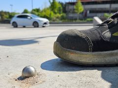 Hundratals små mätpunkter i hela Upplands Väsby skapar tillsammans den bild som krävs för att planera vid byggande av hus och infrastruktur. Nu ska mätpunkterna bli ännu fler. Den lilla metalldubben visar hur en nymonterad höjdfix ser ut. I mitten har den en liten fördjupning för att den även ska kunna lägesbestämmas  med hjälp av satellitmätning. Foto: Daniel Jansson, Upplands Väsby kommun