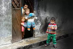 Omfattningen av förstörelsen i staden Aleppo, Syrien, är enorm. Barnen är oskyldiga offer i detta krig. Foto: UNHCR/Hameed Marouf