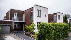 Trots att bostadspriserna sjunkit kraftigt det senaste året har det genomsnittliga värdet på en villa ökat mer än Stockholmsbörsen sedan år 2000, visar en ny kartläggning av Länsförsäkringar Fastighetsförmedling.