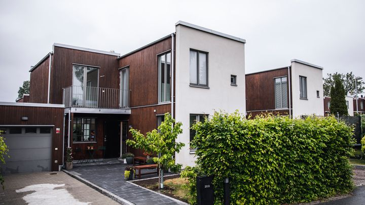 Trots att bostadspriserna sjunkit kraftigt det senaste året har det genomsnittliga värdet på en villa ökat mer än Stockholmsbörsen sedan år 2000, visar en ny kartläggning av Länsförsäkringar Fastighetsförmedling.