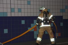 Räddningstjänsten drar slang från en  tvärtunnel. Foto: Trafikverket