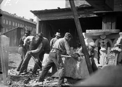 Många mankrafter gick åt till att flytta stora stenblock. Här var enda hjälpen spett och handkraft. Okänd fotograf, 1916.