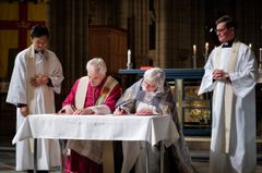 Ärkebiskop Antje Jackelén och ärkebiskop Joris Vercammen från Utrecht undertecknar överenskommelsen 2016. Foto: Magnus Aronson/IKON