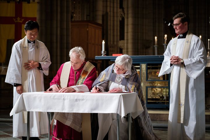 Ärkebiskop Antje Jackelén och ärkebiskop Joris Vercammen från Utrecht undertecknar överenskommelsen 2016. Foto: Magnus Aronson/IKON
