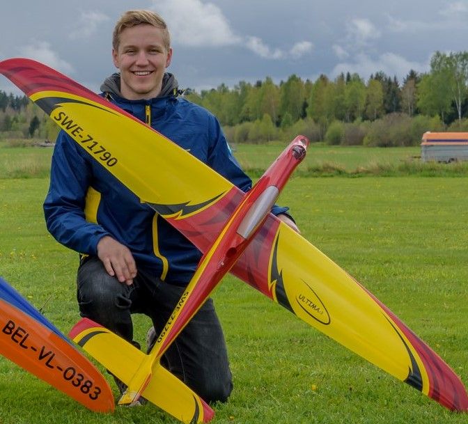 Emil Broberg, 21 år från Pålsboda Modellflygklubb, har idag vunnit VM silver i modellflygets pylon racing F3D.