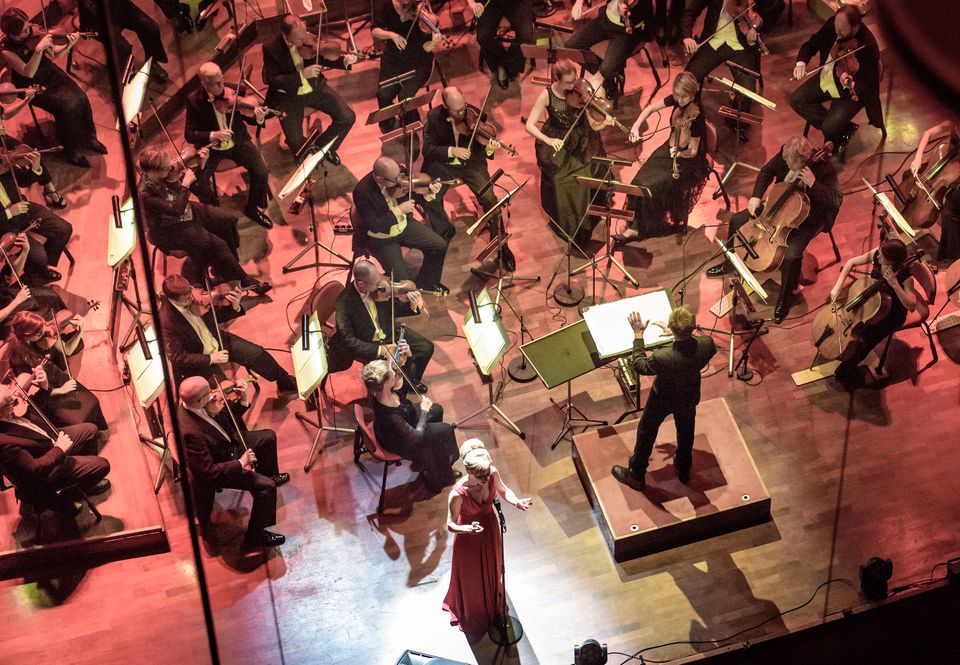 Den hyllade sopranen Sabina Zweiacker har gjort flera stora film- och spelmusikkonserter tillsammans med Orvar Säfström och ledande svenska orkestrar. Här framträder hon Berwaldhallen. Foto: Bo Söderström