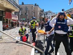 Sjukvårdare från Magen David Adom (MDA), Röda Korsets motsvarighet i Israel, rycker ut för att hjälpa skadade under stridigheterna i maj 2021.