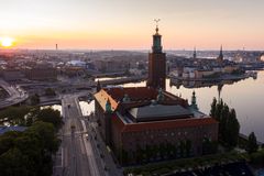 Stockholms stadshus i morgonljus