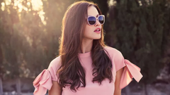 Modellen bär rosa solglasögon från Max and Co. Fotograf: Christine Knutsson