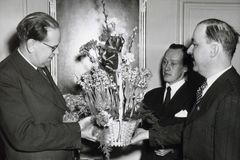 Ett av de första Blommogrammen överlämnades till statsminister Tage Erlander 1952. Foto: Blomsterförmedlingen