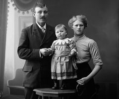 Grupporträtt av familjen Palm. Foto: Vilhelmina Sofia ”Mimmi” Gustafsson; årtal 1899–1908.
