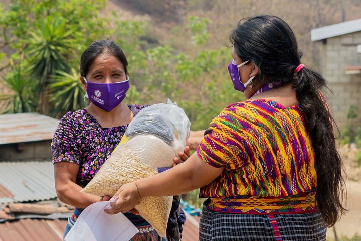 I Guatemala delar Diakonias samarbetsorganisation AGIMS ut mat och munskydd till utsatta kvinnor och familjer som drabbats av matbrist och förlorad inkomst. Foto: AGIMS