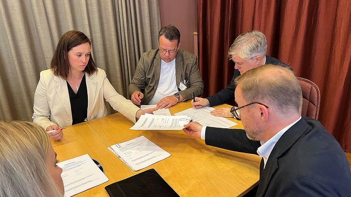 Trä- och Möbelföretagen, TMF, signerar huvudavtalet med Unionen, Ledarna och Sveriges Ingenjörer.