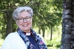 Biskop Eva Nordung Byström tar chansen att förtidsrösta. på sin lunchrast. Foto: Maria Eddebo Persson