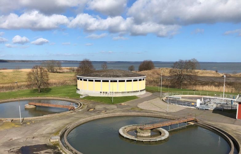 AF Bygg Syd ska bygga nya bassänger och byggnader samt bygga om, renovera och modernisera den befintliga anläggningen för att klara de framtida reningskraven. Foto: Vänersborgs kommun.