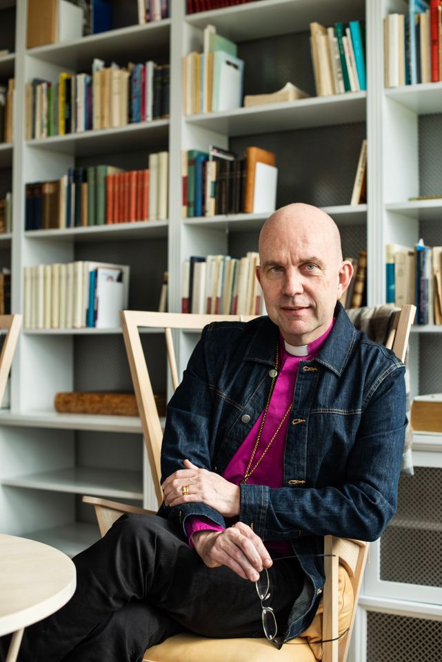 Biskop Fredrik Modéus stående 3 - Foto Lina Alriksson