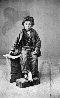 Porträtt av pojke vid Lindgrenska Trasskolan i Stockholm någon gång mellan 1870-1876. Fotograf okänd. Bilden finns på Stadsmuseet.