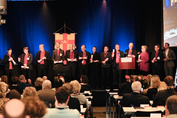 2019 års kyrkomöte är avslutat. Under mötets sista dag antogs ett uttalande om en satsning på lärande och undervisning som överlämnades till Svenska kyrkans biskopar i form av en budkavle. Foto: Magnus Aronson/Ikon.