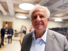 George Baravdish, biträdande professor, arbetar med ett forskningsprojekt om AI-baserat lärande i matematik.