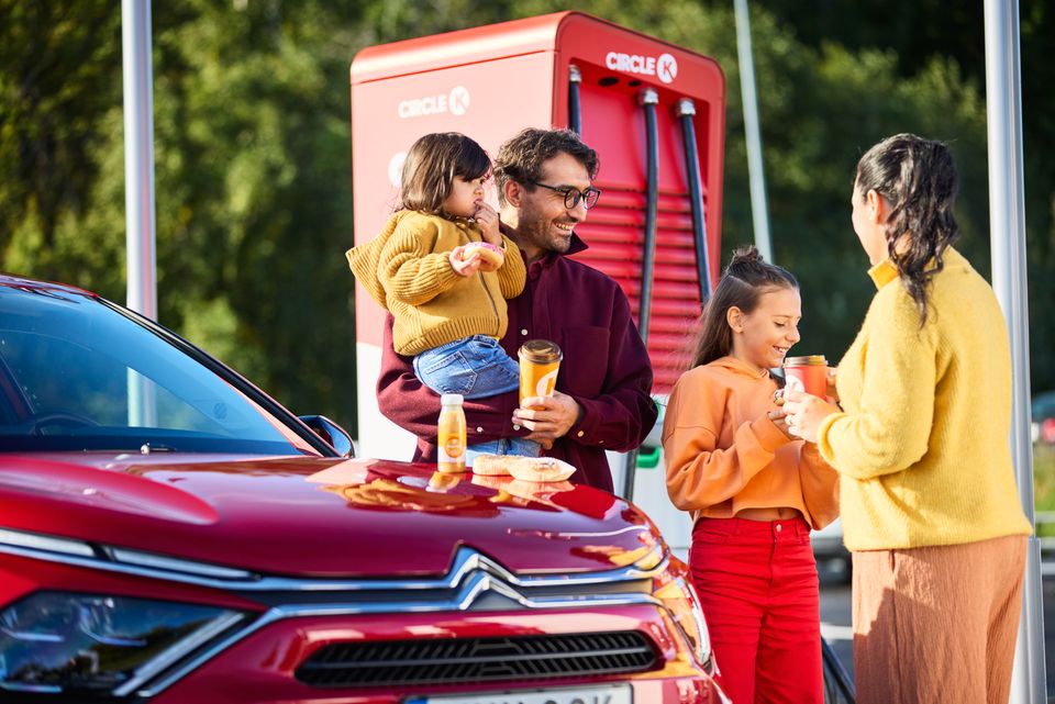 Familj som laddar bilen