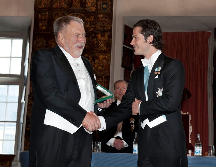 Lars Ander, Nya Wermlands-Tidningen mottar Näringslivsmedaljen ur HKH Prins Carl Philips hand. I bakgrunden Kungl. Patriotiska Sällskapets ordförande Johan Nordenfalk. Foto: Scanpix