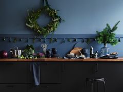 Liggande. METOD kök med KUNGSBACKA luckor av återvunnet material.